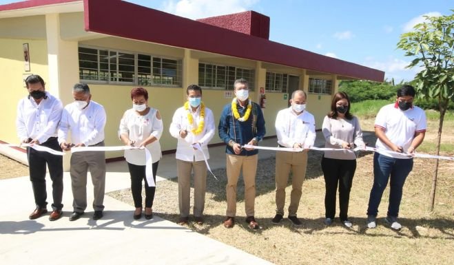 En Ocozocoautla, Rutilio Escandón beneficia con laboratorio, obras y equipamiento a la Preparatoria No. 2