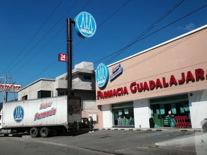 Sujetos armados asaltan farmacia Guadalajara