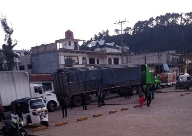 Familiares de víctimas del accidente en Oxchuc retienen vehículos para exigir el pago de daños 