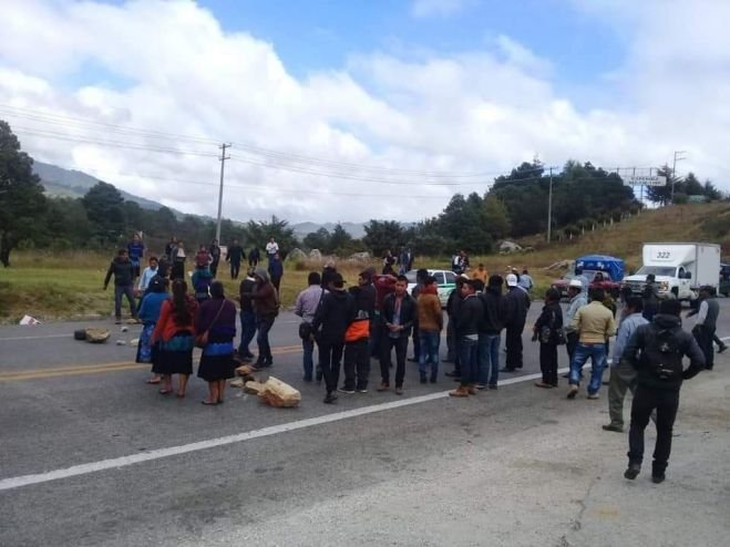 Habitantes de Chenalhó bloquean carretera de cuota ante incumplimiento de la Secretaría del Campo