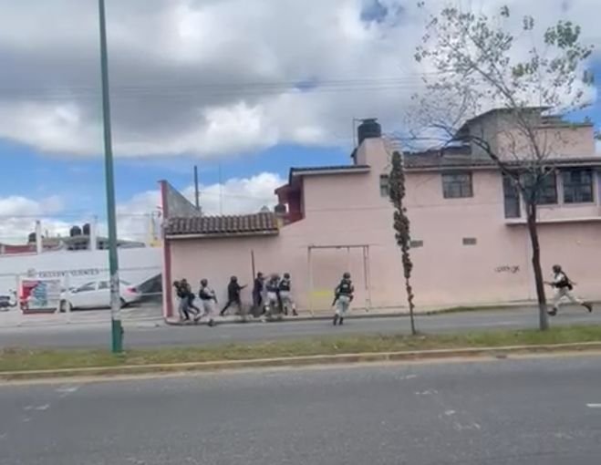 Elementos de seguridad se enfrentan con gente de Pablo Pérez Santis en San Cristóbal de Las Casas 