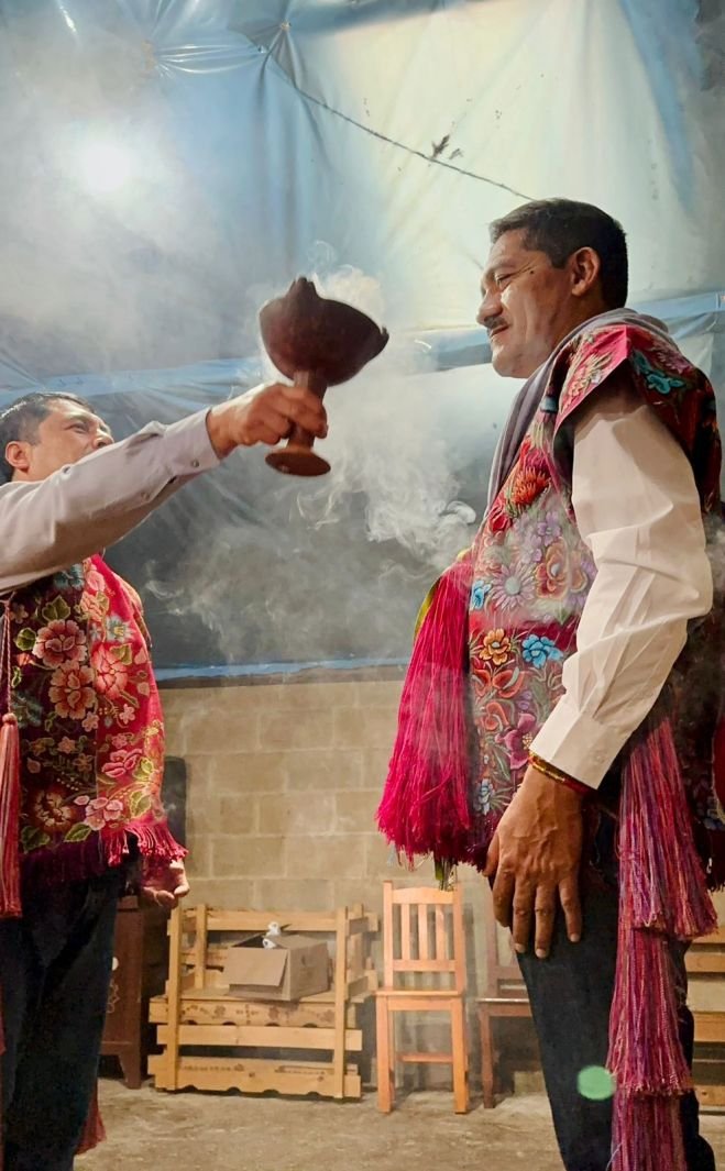 Enoc Hernandez Cruz, se reunió con artistas, artesanos y escritores mayas de Zinacantan.