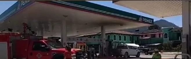 Se incendia camioneta en una gasolinera en San Cristóbal de Las Casas 