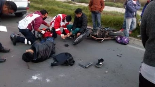 Automóvil enviste a motociclistas en San Cristóbal