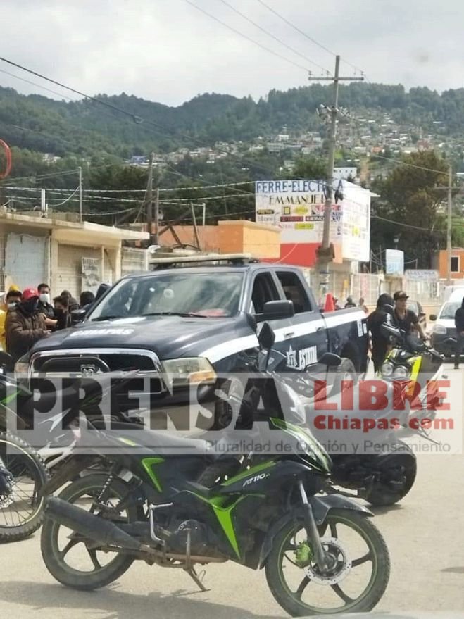 Retienen patrulla y elementos de la Policía Estatal a la altura del Mercado de la zona Norte