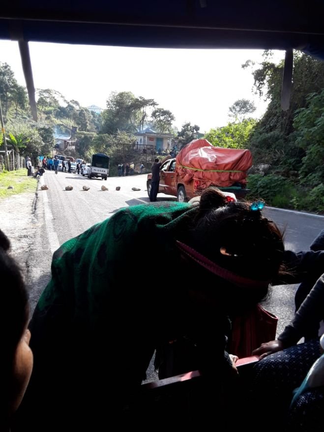 Habitantes de Oxchuc bloquean carretera Ocosingo-San Cristóbal