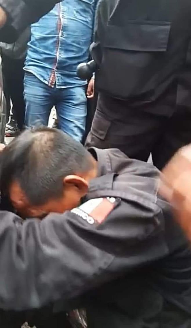 Locatarios de Santo Domingo detienen y golpean a polic&iacute;as estatales por robo