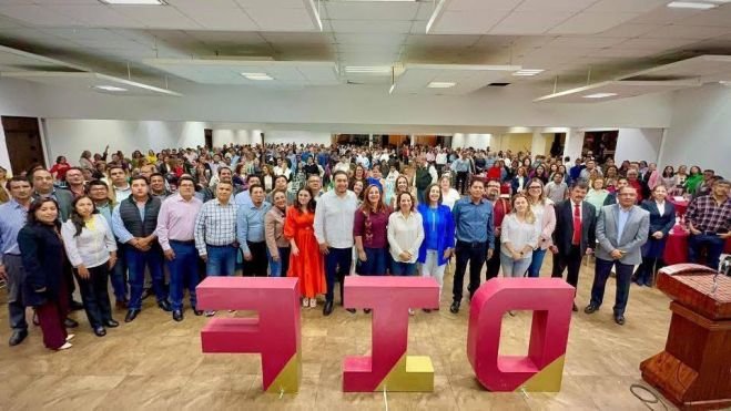 DIF Municipal de San Cristóbal de Las Casas rinde homenaje a maestras y maestros en su día