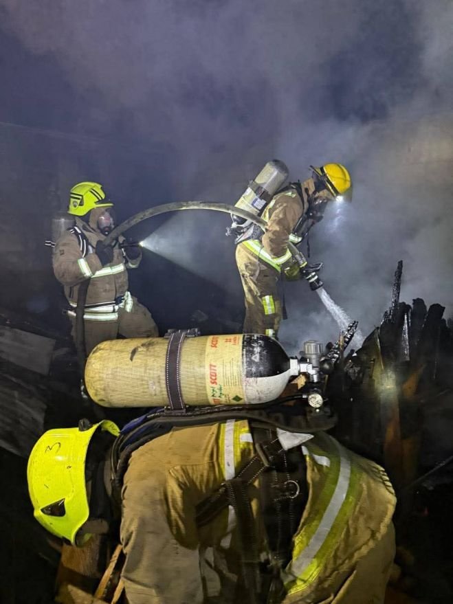 Bomberos controlan incendio en vivienda de la colonia Maya