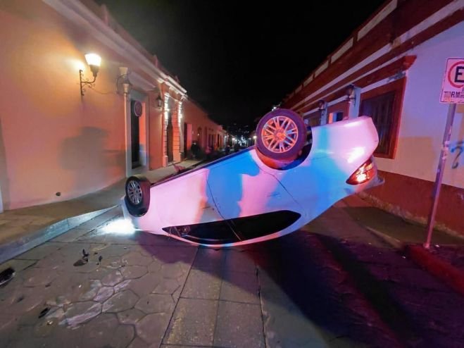 Se le atravesó una motociclista y volcó