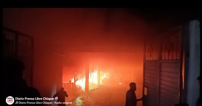 Fuerte incendio consume vivienda en la comunidad La Cañada, en Teopisca