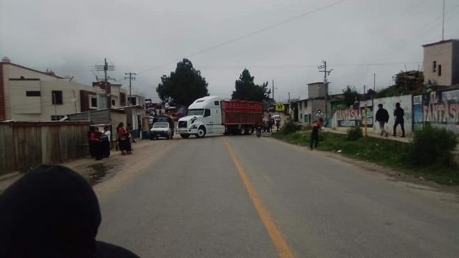 Habitantes  de Betania realizan bloqueo total en la carretera San Crist&oacute;bal- Teopisca