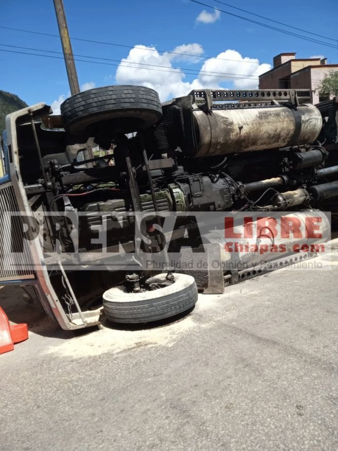 Daños materiales deja volcadura de un tráiler