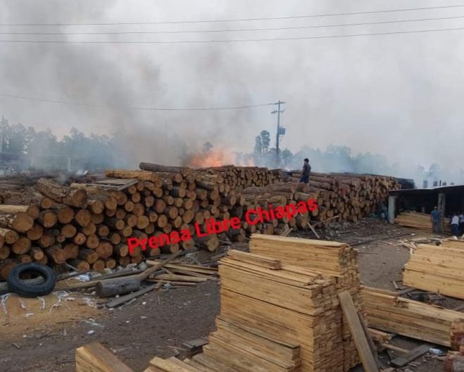 Fuerte incendio en aserradero de Altamirano