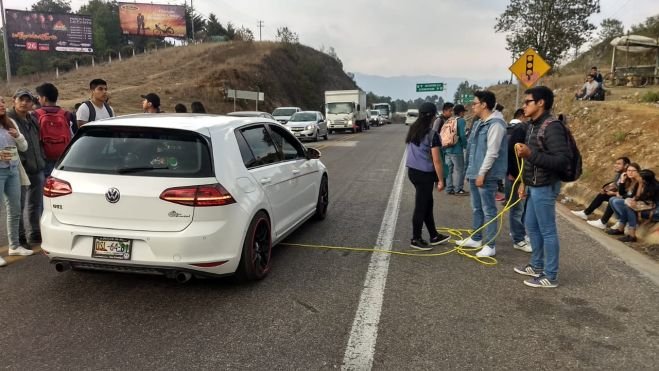 Normalistas bloquearon carretera San Cristóbal de Las Casas -Tuxtla Gutiérrez 