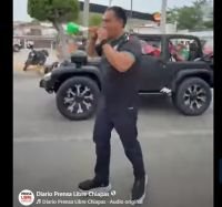 Eduardo Ram&iacute;rez celebra con la afici&oacute;n chiapaneca el triunfo de M&eacute;xico en el arranque del Mundial 2026