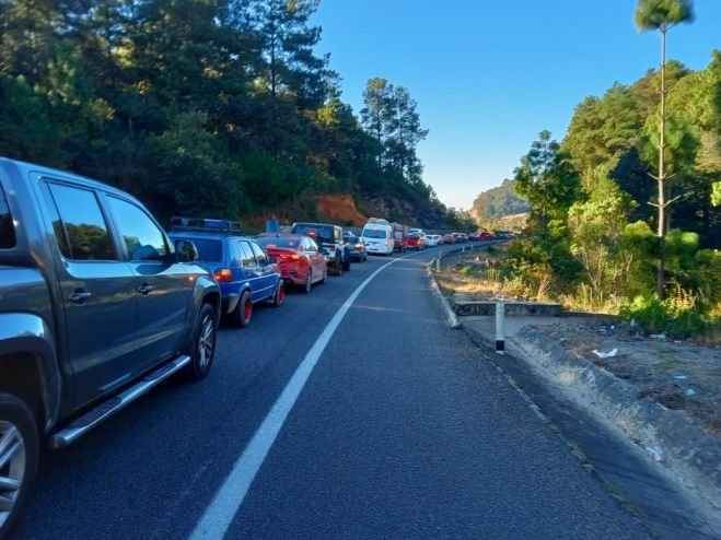 Campesino realizan bloqueo-boteo en la carretera de cuota San Cristóbal-Tuxtla