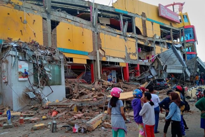 Elevan a 384 el número de muertos por terremoto y tsunami en Indonesia