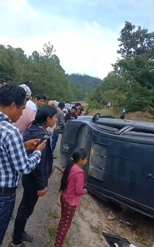 Tres lesionados deja fuerte accidente en Huixtán 