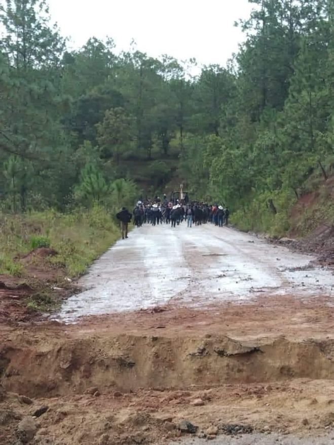 Pobladores de Huixtán cortan tramo carretero ante altos índices de asaltos