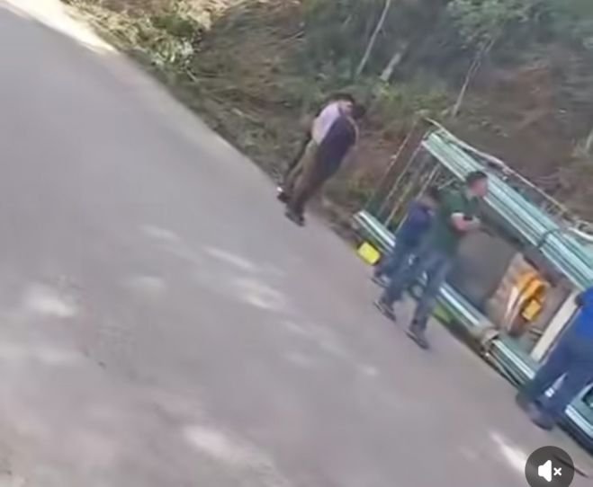 Vuelca camioneta cargada con varillas 