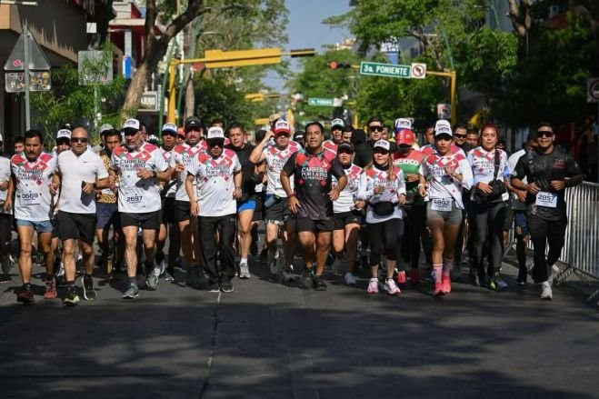 Con alegría y entusiasmo, Eduardo Ramírez corre por la paz junto a más de 15 mil personas