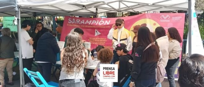 Turistas y población local saturan módulos de vacunación contra el sarampión