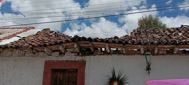 Denuncian inmueble en riesgo en la Merced