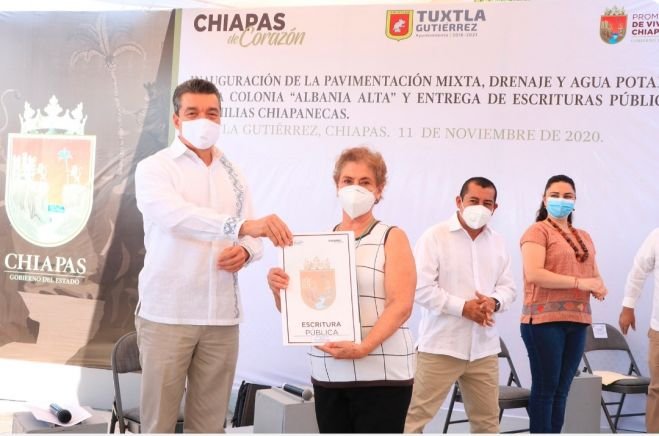 RUTILIO ESCAND&Oacute;N ENTREGA ESCRITURAS PUBLICAS A 73 FAMILIAS DE TUXTLA, OCOSINGO Y SAN CRIST&Oacute;BAL