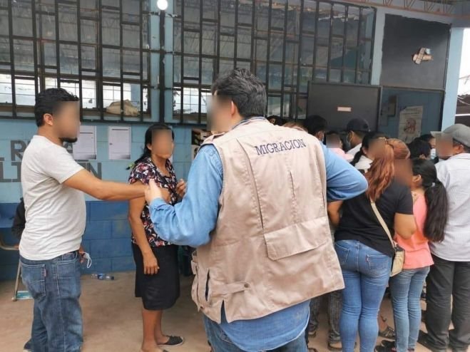 Entrega Guatemala documentos migratorios para su estancia legal a desplazados chiapanecos