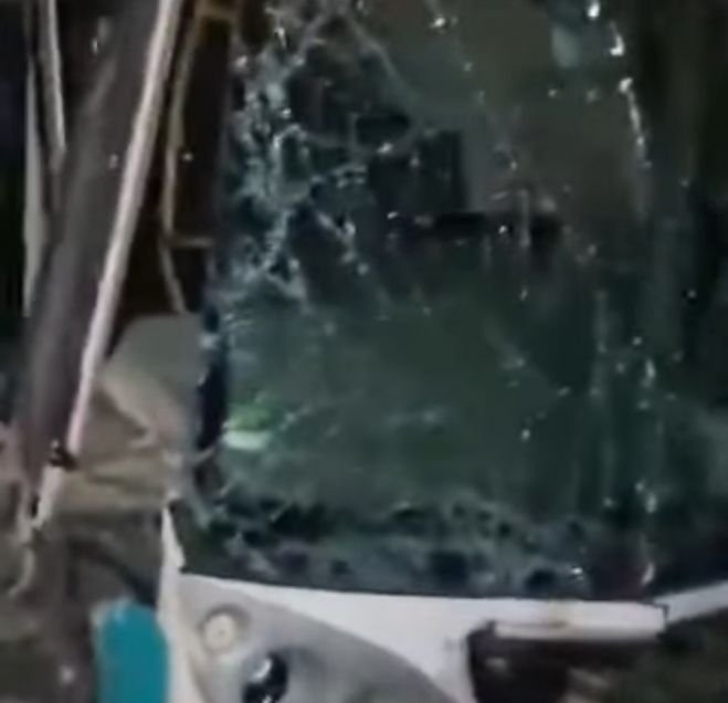 Autobús con universitarios choca contra tráiler en la Costa de Chiapas