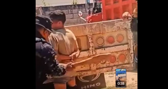 CAPTAN A ELEMENTO DE LA FUERZA PAKAL AGREDIENDO A UN HOMBRE EN YAJALÓN