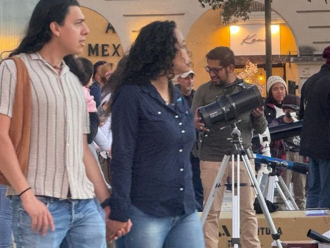 Alineaci&oacute;n planetaria re&uacute;ne a aficionados en jornada astron&oacute;mica 