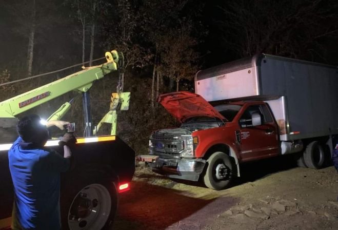 Localiza Policía de SCLC camión abandonado en límites con San Juan Chamula