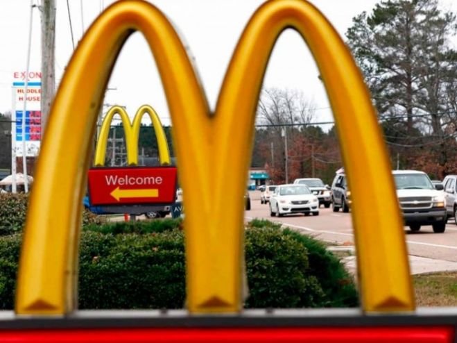 Una enfermedad intestinal vinculada en algunos casos a ensaladas vendidas en restaurantes de McDonald's del Medio Oeste ha provocado vómitos y diarrea a decenas de consumidores