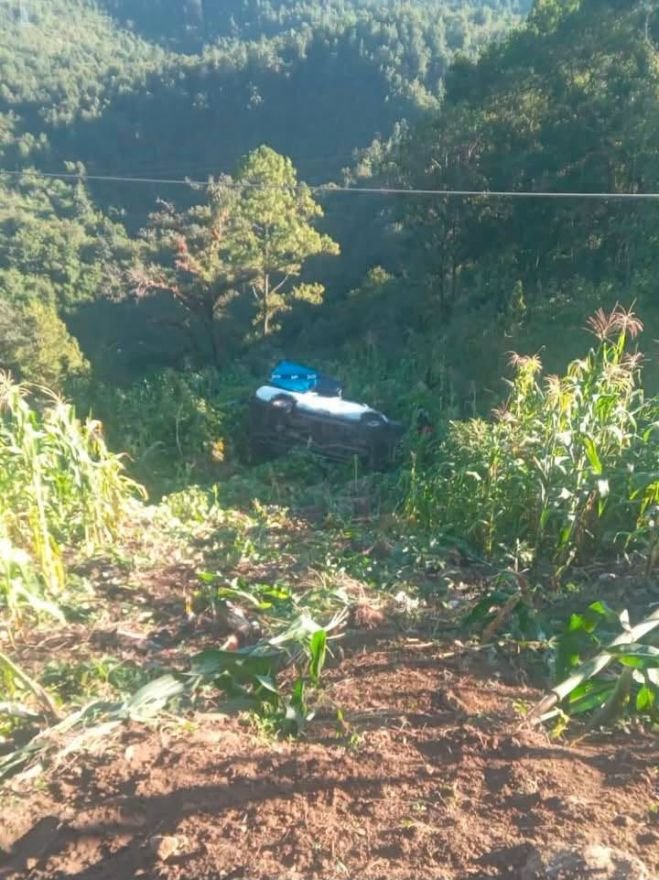 Camioneta cae a un barranco y deja dos lesionados en Oxchuc