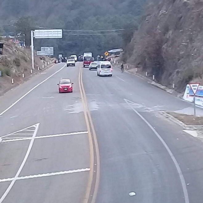 Normalistas realizan bloqueo-boteo en la carretera de cuota SCLC-Tuxtla