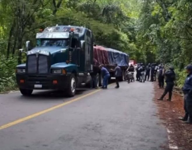 Operador de tráiler sobrevive a ataque armado en Altamirano