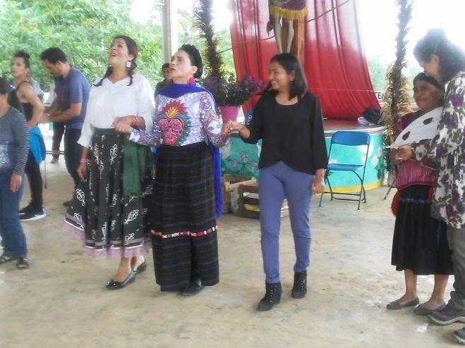 Elenco de "Cada quien su Frida" visita la comunidad de Acteal