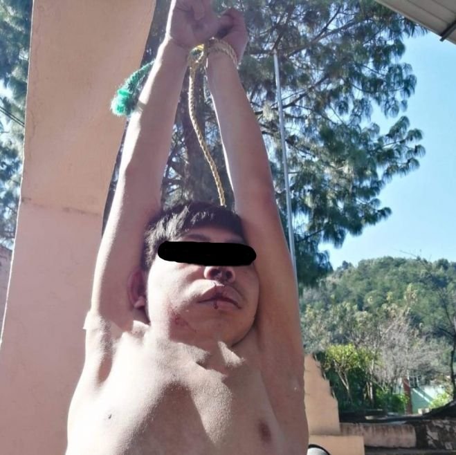 DETIENEN Y AMARRAN A PRESUNTO LADRÓN EN CHAMULA