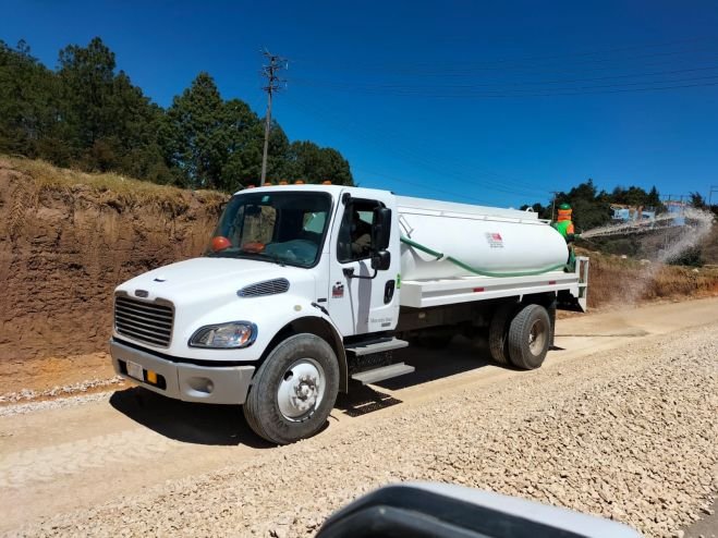 Sujetos armados roban pipa de agua en la carretera de cuota