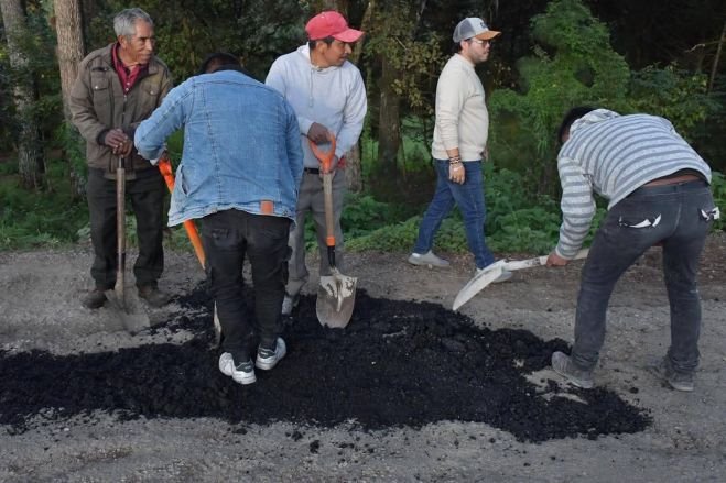 Se Realiza Bacheo en Frío en la Comunidad de Zacualpa con Apoyo del Ayuntamiento de San Cristóbal