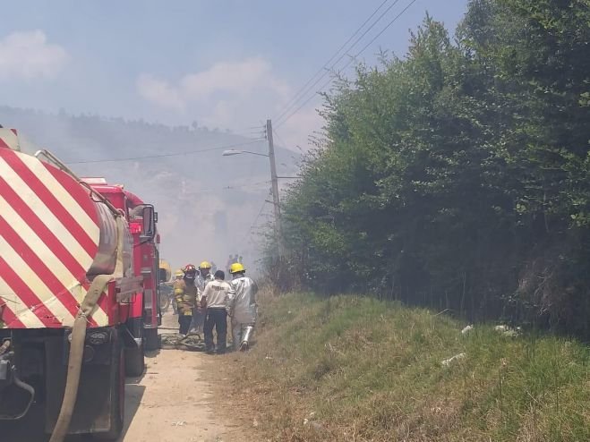 Fuerte incendio de pastizales en el humedal de Lagos de Mar&iacute;a Eugenia