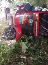 Fuerte choque entre camioneta y moto-taxi deja varios lesionados 