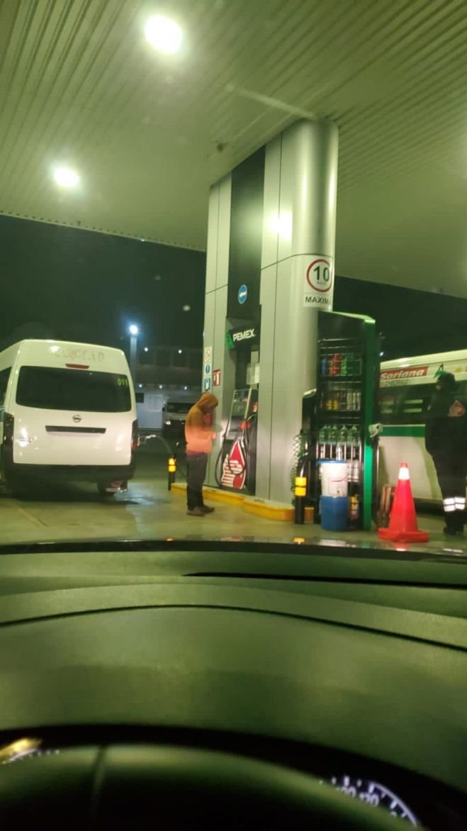 Sujetos armados asaltan gasolinera