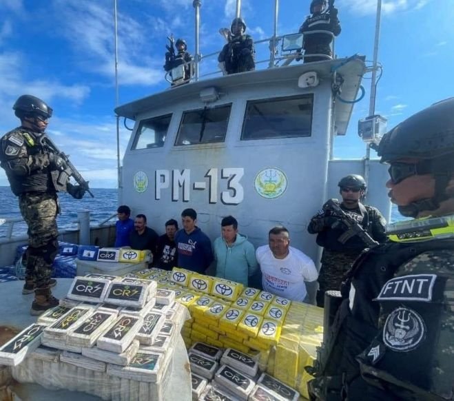 Marina  Salvadoreña, detiene  a mexicanos que transportaban droga. 