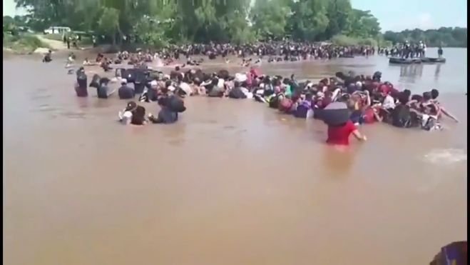 Migrantes buscan cruzar a México