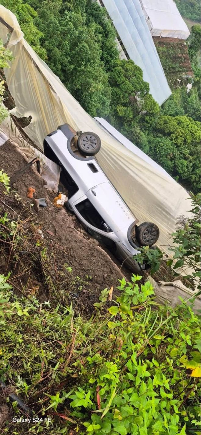 Camioneta cae a un barranco en Zinacant&aacute;n