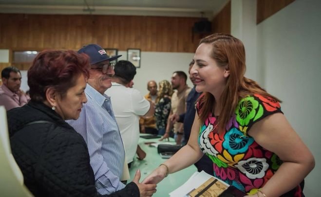 Atiende Fabiola Ricci peticiones de vecinos de Fuerza Ciudadana