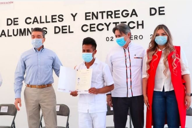 RUTILIO ESCANDÓN ENTREGA TÍTULOS A 723 ESTUDIANTES DEL CECYTE CHIAPAS